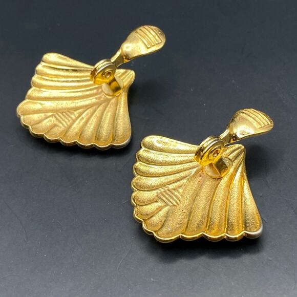 Vintage MONET Fan Sea Shell Earrings Clip On Shiny Gold Tone Classic - Picture 5 of 7